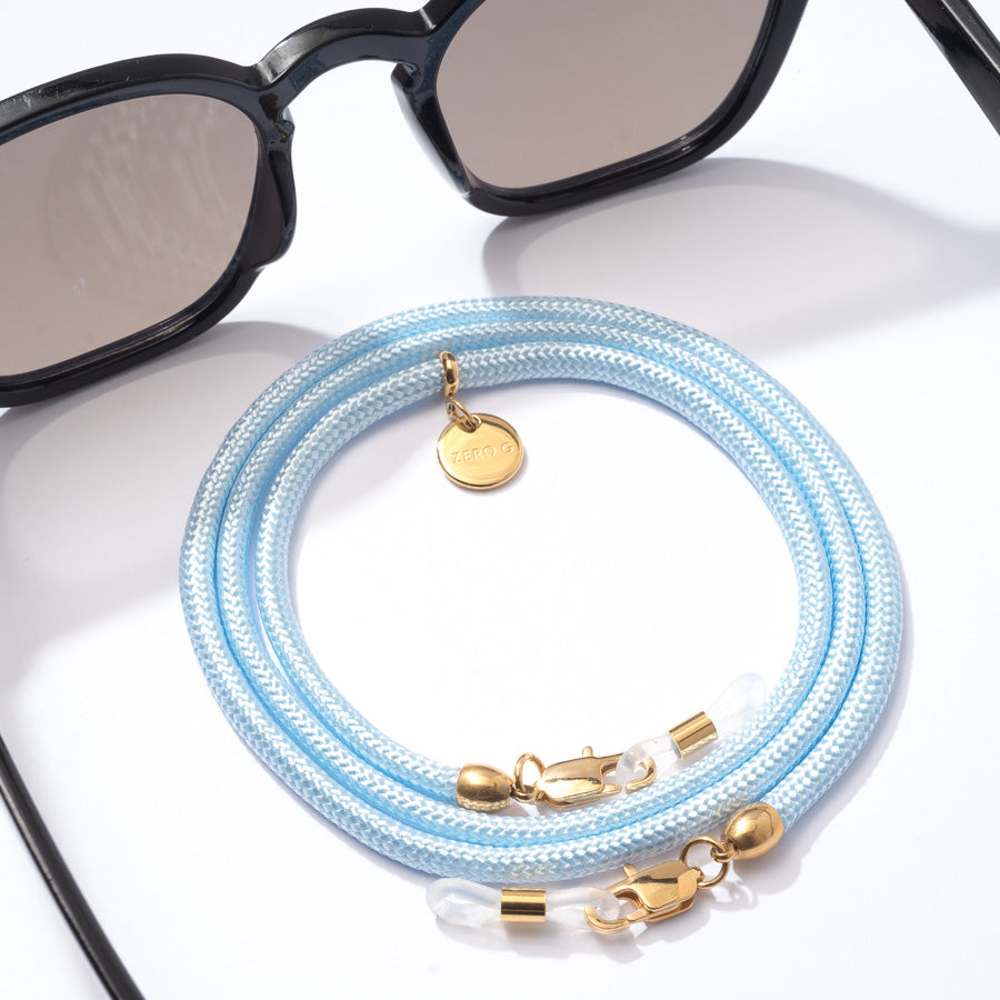 Sonnenbrille mit hellblauem Brillenband und goldenen Metall Elementen