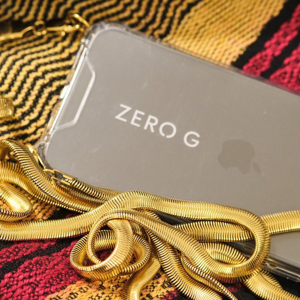 Handyhülle mit ZERO G  Logo und goldener Handykette.