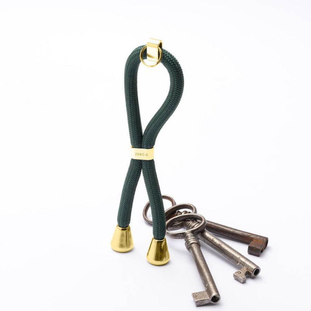 Dunkelgrüner Schlüsselanhänger mit goldenem Slider und Endstücken.