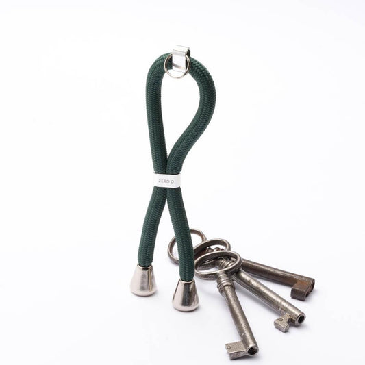 Dunkelgrüner Schlüsselanhänger mit silbernem Slider und Endstücken.