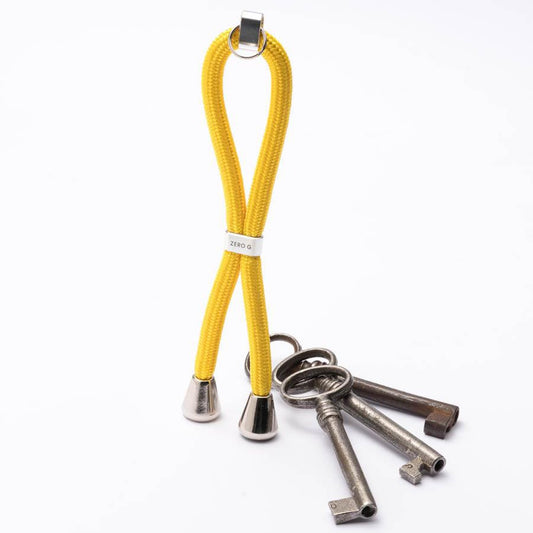 Gelber Schlüsselanhänger mit silbernem Slider und Endstücken.