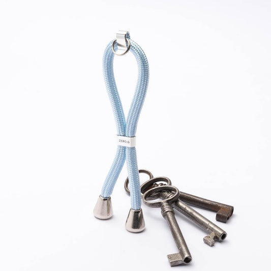 Hellblauer Schlüsselanhänger mit silbernem Slider und Endstücken.