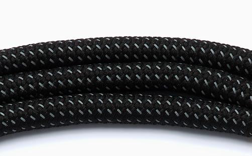 Nahaufnahme schwarze Handykette mit kleinen reflektierenden Akzenten.