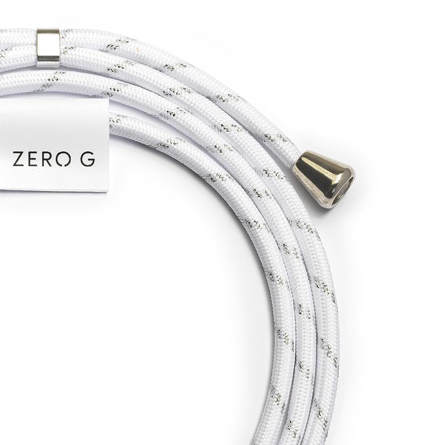 Nahaufnamhe weiße Handykette mit silbernen Verzierungen mit ZERO G Logo.