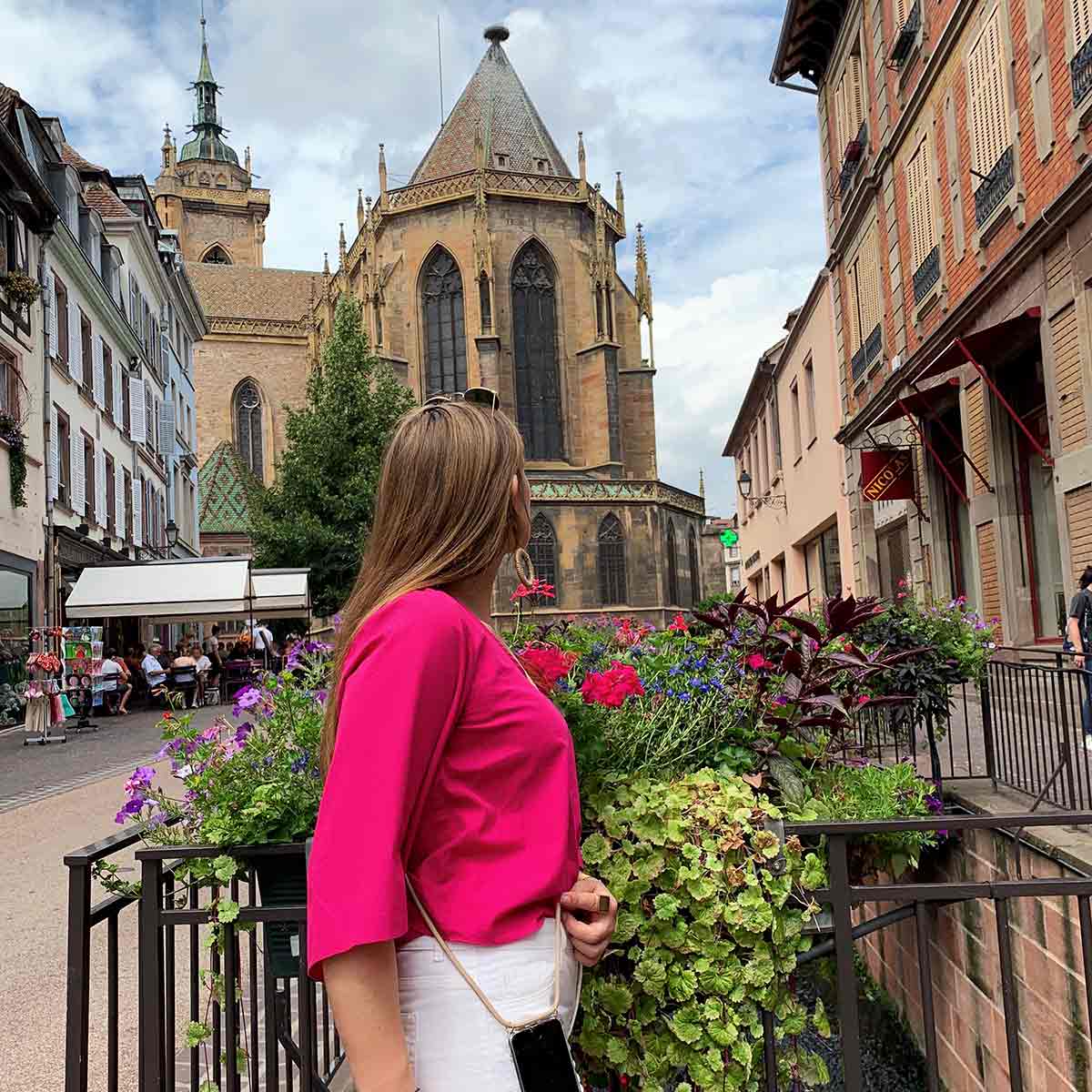 Junge Frau trägt Handyband in beige über der cross-body