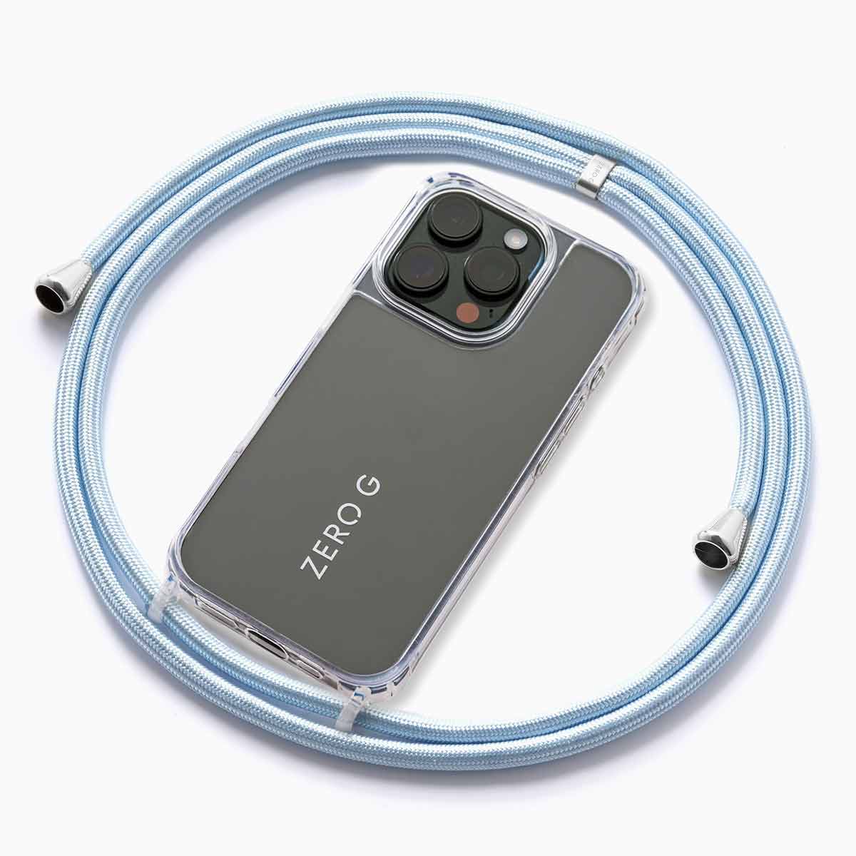 Zusammengerollte, glänzende hellblaue Handykette aus Polyester mit goldenem Slider und Endstücken.