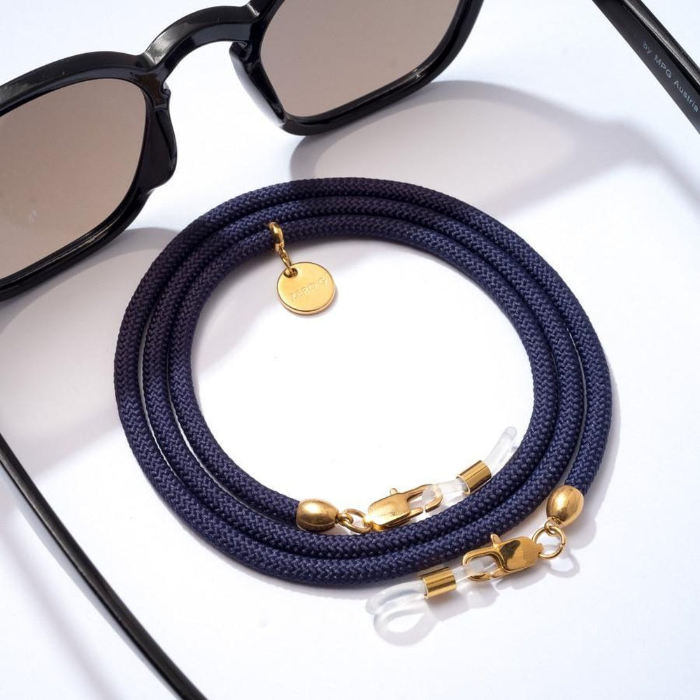 Sonnenbrille mit dunkelblauen Brillenband und goldenen Metall Elementen