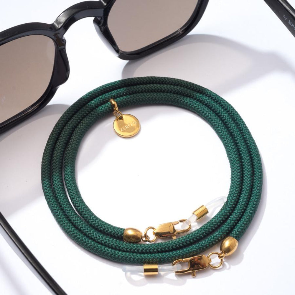 Sonnenbrille mit dunkelgrünen Brillenband und goldenen Metall Elementen