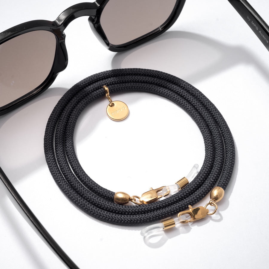 Sonnenbrille mit schwarzen Brillenband und goldenen Metall Elementen