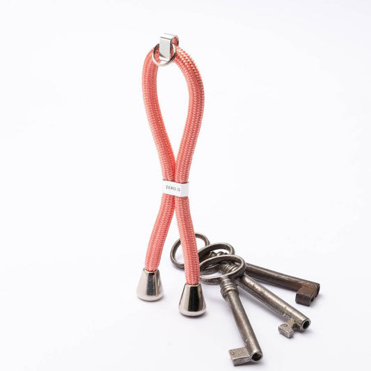 Korall-Pinker Schlüsselanhänger mit silbernem Slider und Endstücken.