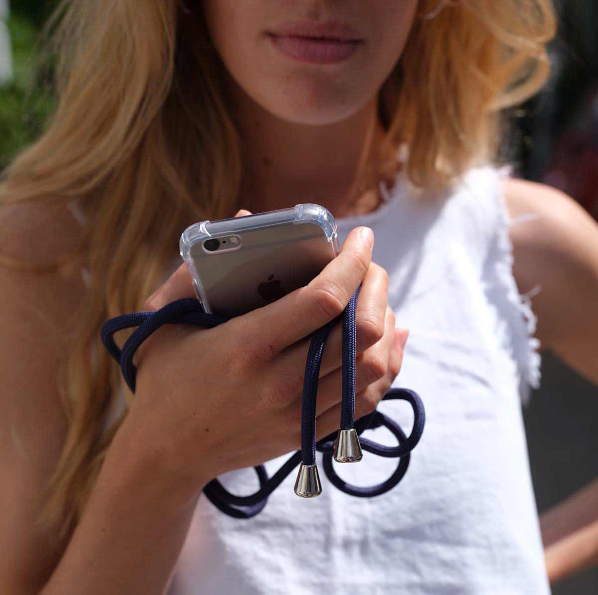 Frau hält Handy mit blauem Handyband