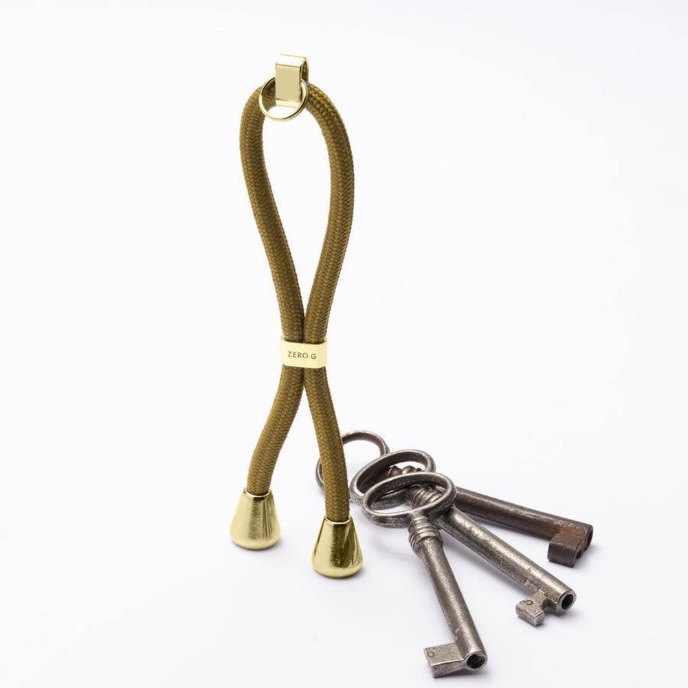 Khaki-farbener Schlüsselanhänger mit goldenem Slider und Endstücken.
