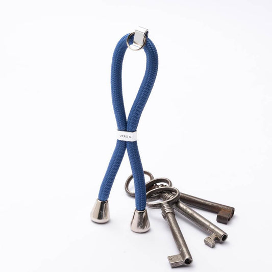 Kornblumenblauer Schlüsselanhänger mit silbernem Slider und Endstücken.