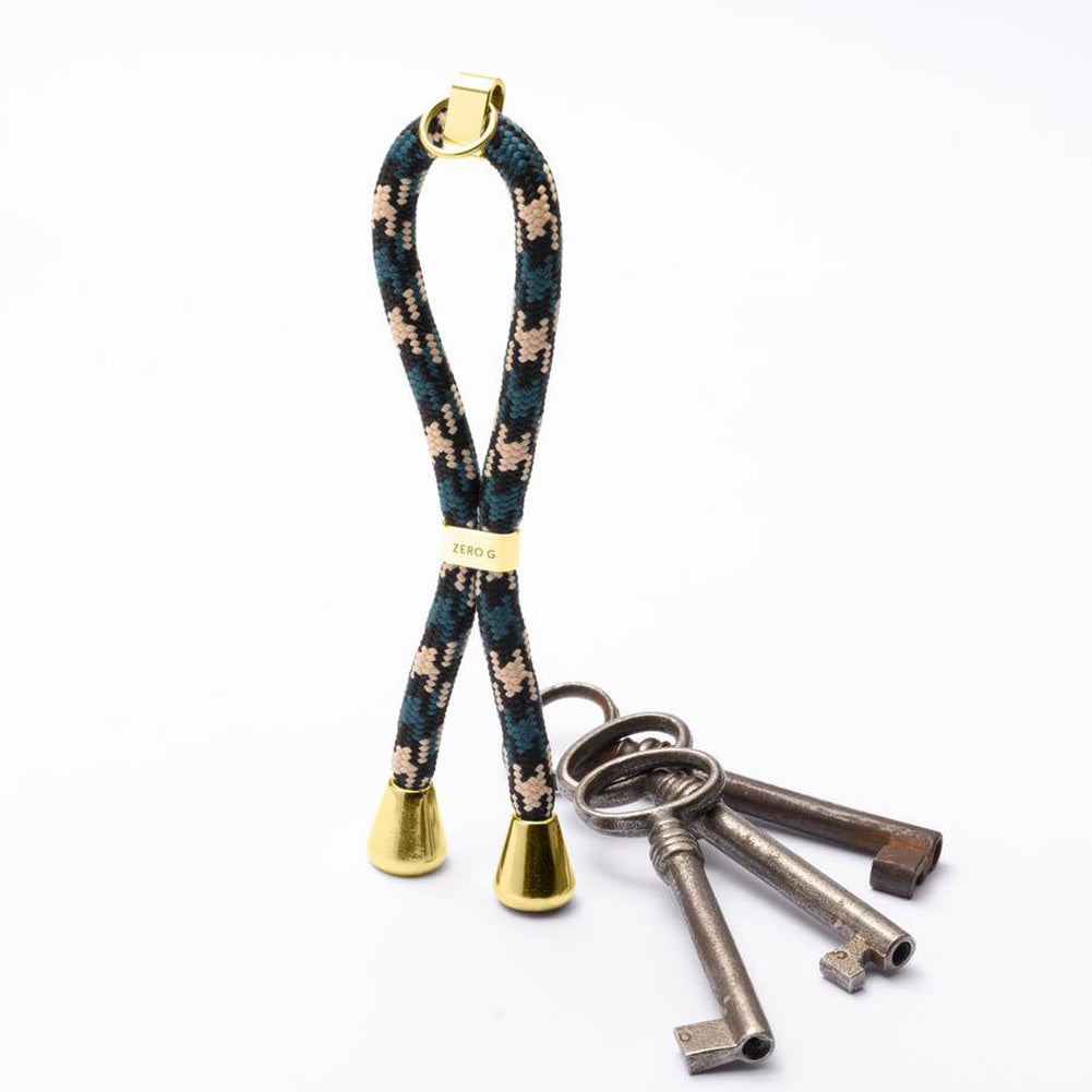 Camouflage-farbener Schlüsselanhänger mit goldenem Slider und Endstücken.