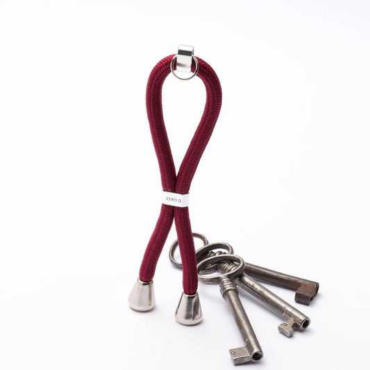 Dunkelroter Schlüsselanhänger mit silbernem Slider und Endstücken.