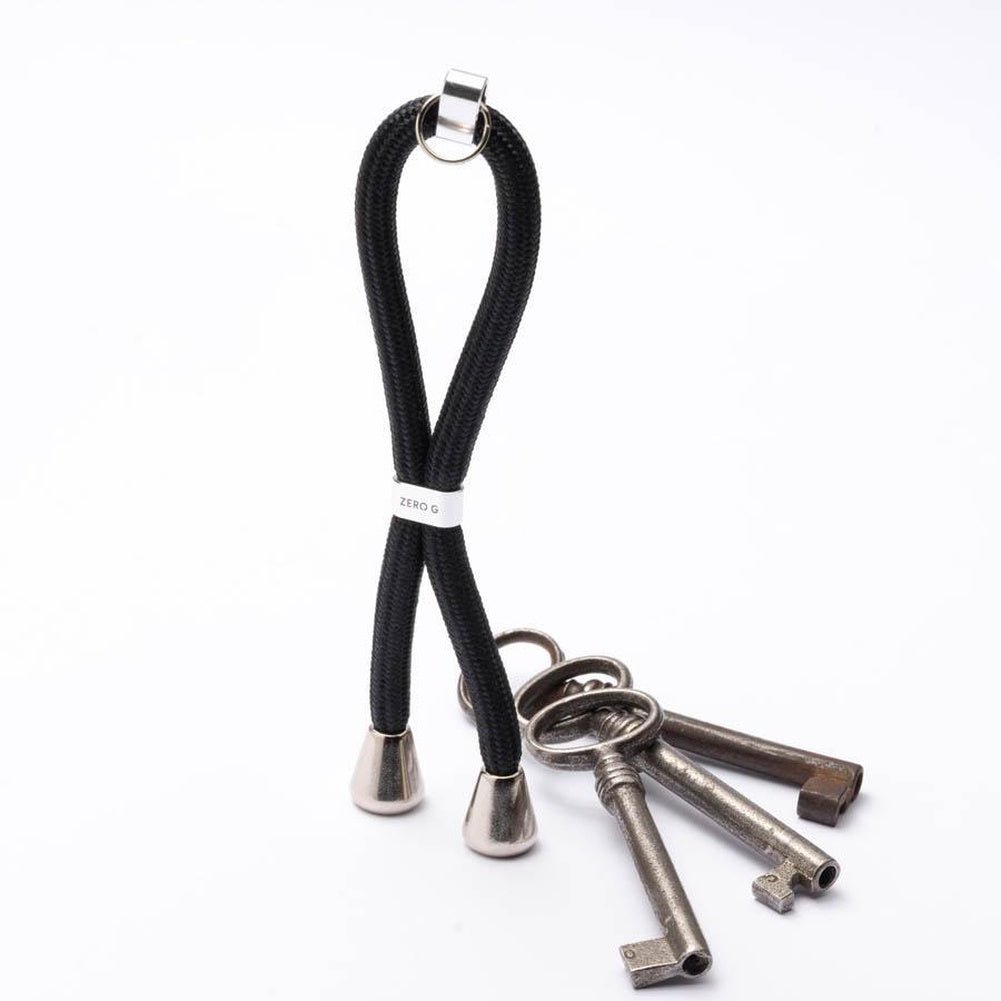 Glänzend schwarzer Schlüsselanhänger mit silbernem Slider und Endstücken.