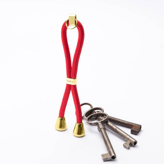 Roter Schlüsselanhänger mit goldenem Slider und Endstücken.