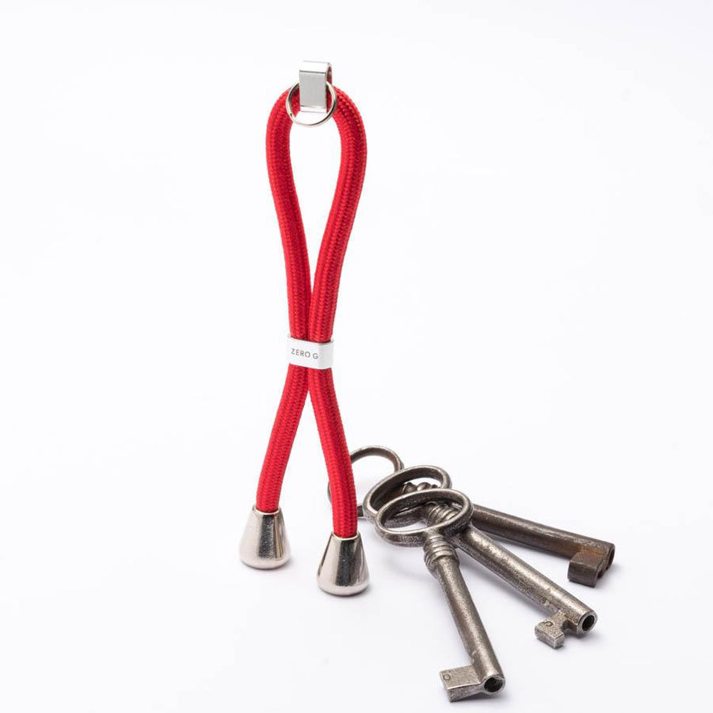 Roter Schlüsselanhänger mit silbernem Slider und Endstücken.