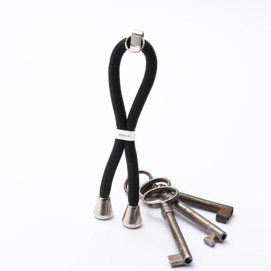 Schwarzer Schlüsselanhänger mit silbernem Slider und Endstücken.