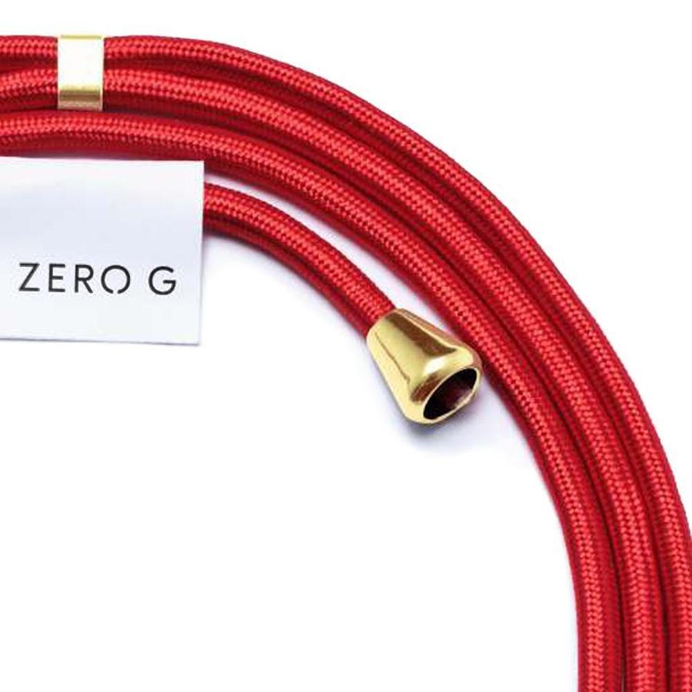 Nahaufnahme rote Kordel mit Zero G Logo und goldenen Metallakzenten.