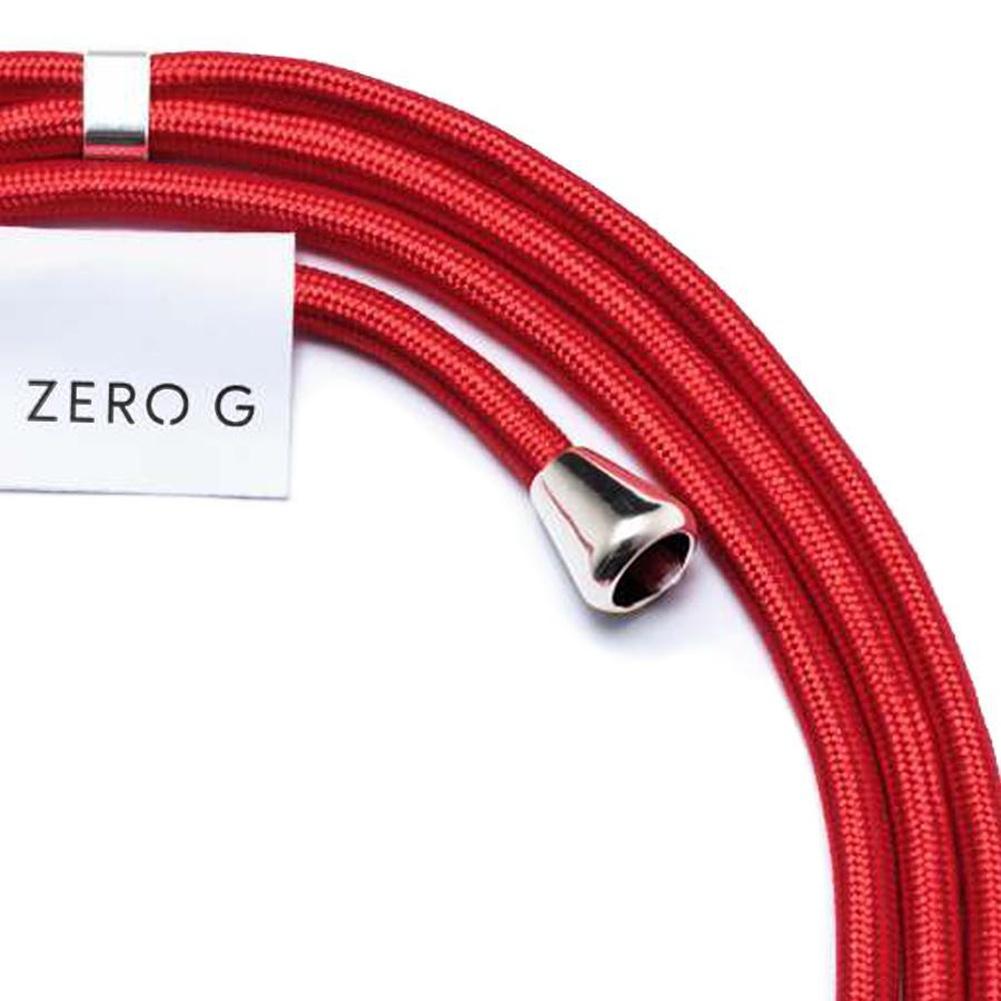 Nahaufnahme rote Kordel mit Zero G Logo und silbernen Metallakzenten.